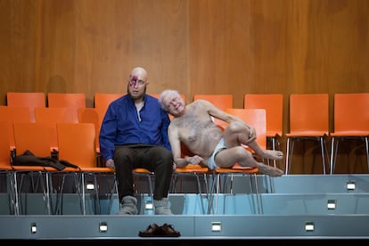 Hagen (Mika Kares) y Alberich (Johannes Martin Kränzle), padre e hijo, en la escena de la supuesta aparición del segundo durante el sueño del segundo al comienzo del segundo acto de 'Götterdämmerung'.
