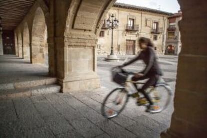 Una ciclista en la plaza Mayor de Santo Domingo de la Calzada, en La Rioja.