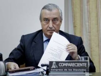 El presidente de Renfe, Julio Gómez-Pomar, durante su intervención hoy en la Comisión de Fomento del Congreso para explicar la actuación de su empresa relacionada con el descarrilamiento del tren Alvia en Santiago de Compostela.
