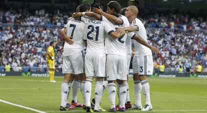 Varios jugadores del Real Madrid celebran el primer gol de su equipo.
