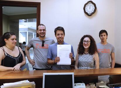 El diputado de Podemos Segundo González (c), junto a otros compañeros de partido, registran hoy en el Congreso una ley para proteger a los becarios.