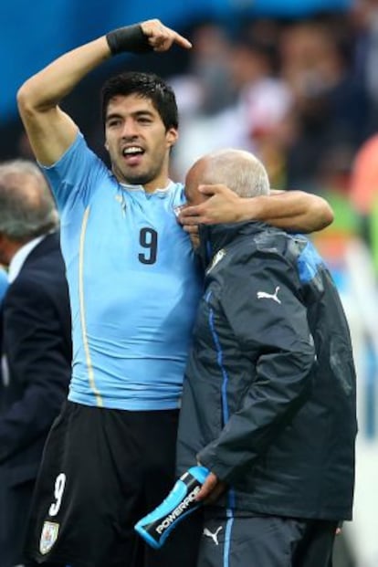 Luis Suárez, junto a Walter Ferreira