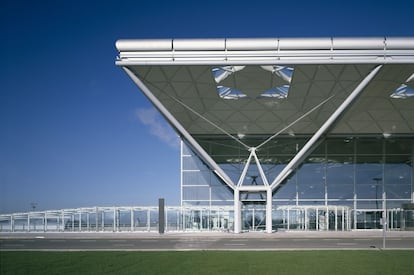 El aeropuerto de Stansted, Essex, 1981, de Foster Associates, un ejemplo de la arquitectura 'high-tech' del estudio británico liderado por Norman Foster.