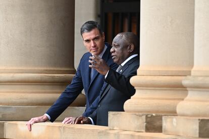 El presidente del Gobierno, Pedro Sánchez, con su homólogo sudafricano, Cyril Ramaphosa, el jueves en Pretoria.