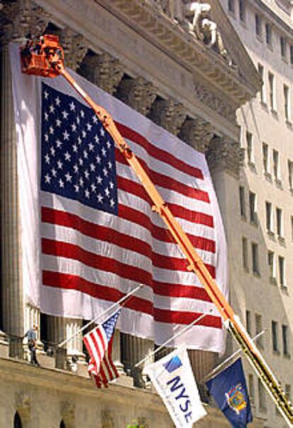 Una inmensa bandera de Estados Unidos, desplegada en la fachada del edificio de la Bolsa de Nueva York.