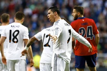 Cristiano celebra con sus compañeros el primer gol anotado.