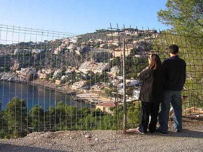 Familiares de los afectados, al borde de la parcela en disputa en Cala Llamp (Andratx).