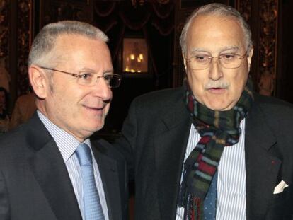 Azkuna (derecha) felicita al nuevo concejal del PNV Juan Félix Madariaga tras su toma de posesión en el consistorio bilbaíno.