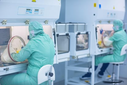 Producción de medicamentos en un laboratorio.