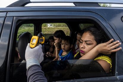 En toda la ruta fronteriza de lado de México hay retenes sanitarios en los que los agentes miden la temperatura a los conductores. Las medidas se incrementan en los límites entre los Estados mexicanos.