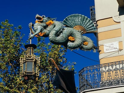 El dragón en la fachada de la Casa Bruno Cuadros, conocida como “la casa de los paraguas”, en Barcelona.