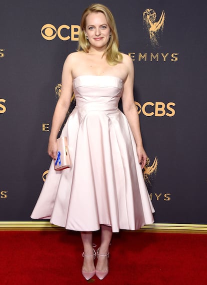 Elisabeth Moss, a la que ya se la considera como la nueva reina de la televisión, con un vestido de Prabal Gurung en rosa bebé (y sin el rojo que simboliza a su Offred en Handmaid's Tale).