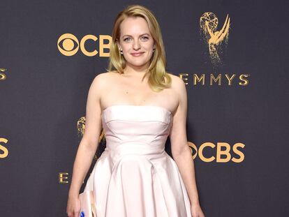 Elisabeth Moss, a la que ya se la considera como la nueva reina de la televisión, con un vestido de Prabal Gurung en rosa bebé (y sin el rojo que simboliza a su Offred en Handmaid's Tale).
