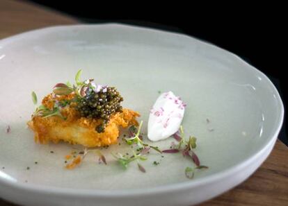 Patatas con caviar y crema