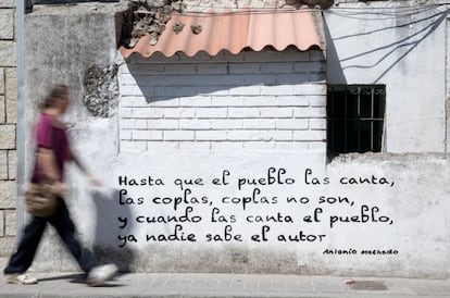 Versos del poeta Antonio Machado en una pared de Colmenar de Arroyo.