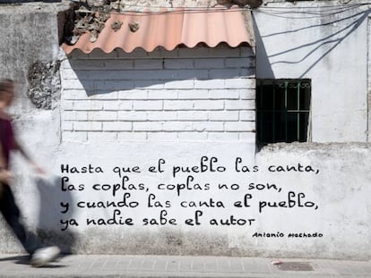 Versos del poeta Antonio Machado en una pared de Colmenar de Arroyo. 