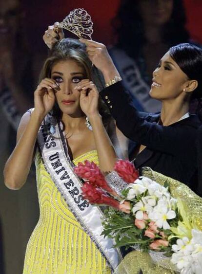 Riyo Mori, Miss Universo 2007, corona a la reina de 2008, la venezolana Dayana Mendoza