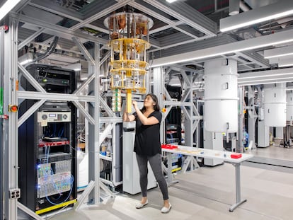 Una investigadora de IBM revisa un ordenador cuántico de la compañía en el centro de la multinacional en Nueva York.