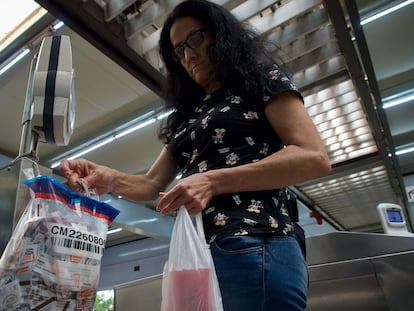 Una usuaria del Sistema de Transporte Colectivo Metro tira su boleto de acceso, en Ciudad de México.