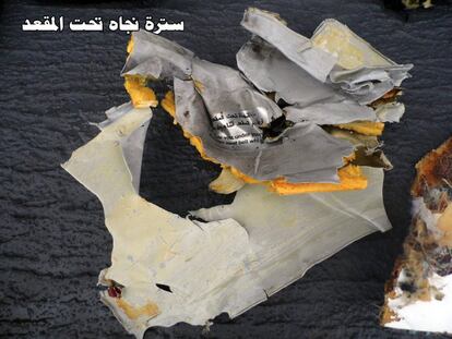 Les imatges mostren restes de seients, fragments de peces de l'avió, on es pot llegir Egyptair, i dues armilles salvavides.