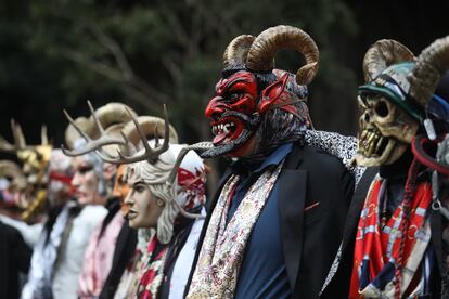 Grupos de indígenas con máscaras tradicionales recorren las calles de la zona centro de la Ciudad de México, este martes.