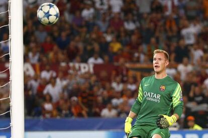 Ter Stegen observa cómo entra la pelota.