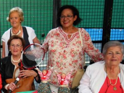 Las cinco raquetistas homenajadas por Bilbao Jai Alai en el frontón de la Esperanza.