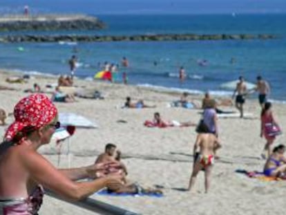 En la imagen, turistas y residentes disfrutan de una de las playas mallorquinas. EFE/Archivo