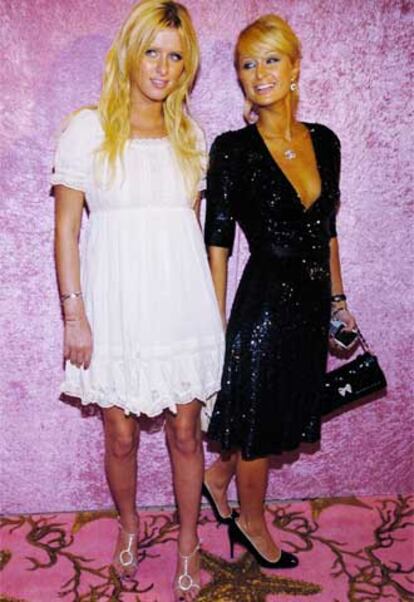 No era candidata en ninguna categoría pero Paris Hilton no se pierde una. Rica, concursante de <i>reality shows</i> y ahora cantante, acudió a la ceremonia de entrega con su hermana Nikki.