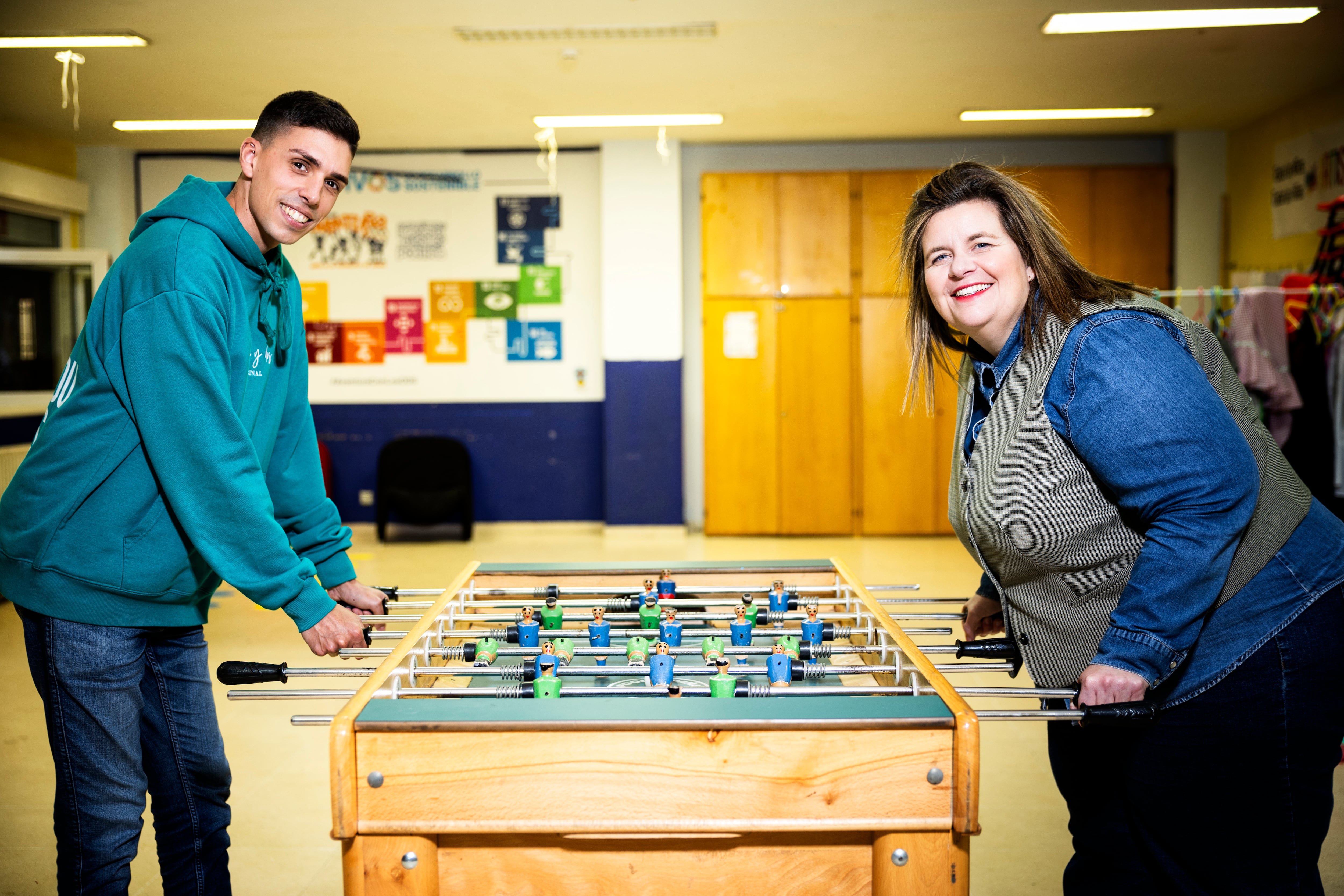 Macarena Alvear, psicopedagoga, y Daniel Chinarro, coordinador de actividades de Aventura 2000, en el local de la oenegé del distrito de San Blas Canillejas, en Madrid.