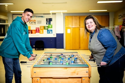 Macarena Alvear, psicopedagoga, y Daniel Chinarro, coordinador de actividades de Aventura 2000, en el local de la oeneg del distrito de San Blas Canillejas, en Madrid.