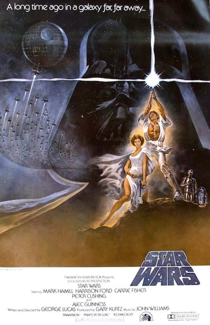 La primera película de una saga que perdura en nuestros días. Precisamente, este año cumple cuatro décadas desde que se estrena la primera entrega dirigida por George Lucas. La película, catalogada en el género de la ópera espacial épica, marcó un hito en la historia del cine gracias a sus efectos especiales innovadores. Obtuvo seis premios Óscar de un total de diez nominaciones (incluyendo la de mejor película). Si quieres saber más, <a href="https://elpais.com/diario/1977/09/20/cultura/243554401_850215.html"><b> lee la crítica de la película publicada por EL PAÍS</B></A>