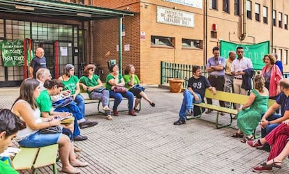 Reunión de la comunidad educativa del instituto Salvador Dalí durante el encierro de junio.
