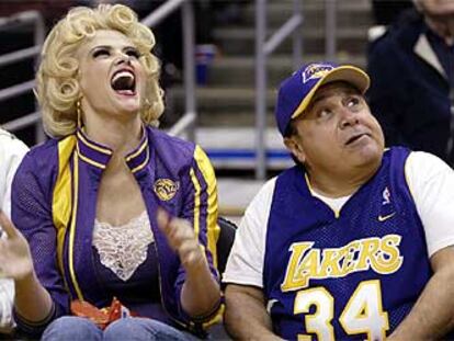 Los actores Anna Nicole Smith y Danny DeVito