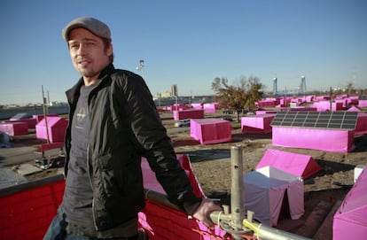 Brad Pitt en 2007, frente a las casas que construyó en Nueva Orleans (Luisiana, Estados Unidos) con su fundación Make It Right, tras el huracán Katrina.