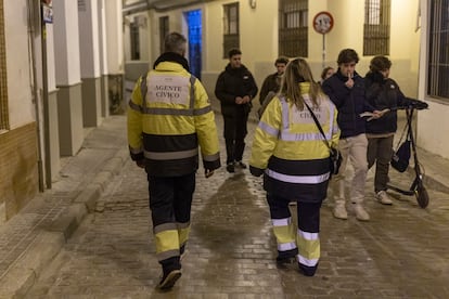 Una pareja de serenos pasea por las calles del centro de Sevilla.