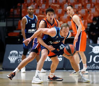 El ala-pívot estadounidense del Alba Berlín Luke Sikma (delante) intenta escaparse de Jaime Pradilla, del Valencia Basket, este jueves en la Fuente de San Luis.