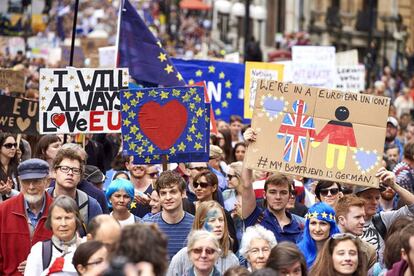 Los participantes en la marcha, muchos de los cuales solicitan otro referéndum, quieren la permanencia de Reino Unido en la Unión Europea