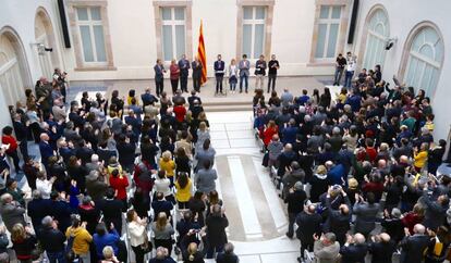 Los diputados independentistas ovacionan en pie a Roger Torrent tras su declaración institucional en el auditorio del propio Parlament.