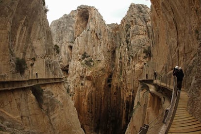 Esta ruta, frecuentada por escaladores, forma parte de la "historia negra" de la comarca por los accidentes mortales que se han producido en ella.