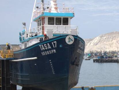 Un barco de la flota de TASA en el puerto peruano de Chimbote, al norte de Lima. 