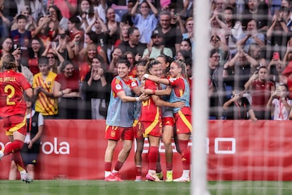 Las jugadoras de la selección española celebran un gol ante Inglaterra.