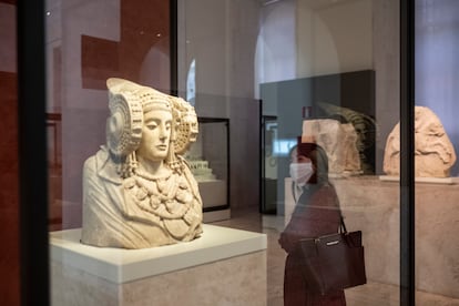 Una visitante observa la Dama de Elche en el Museo Arqueológico Nacional.