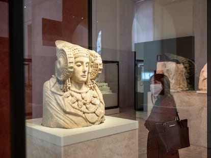 Una visitante observa la Dama de Elche en el Museo Arqueológico Nacional.