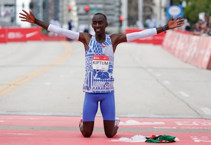 Kelvin Kiptum celebraba en meta su victoria y récord del mundo de maratón, este domingo en Chicago (EE UU).