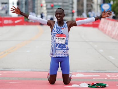 Kelvin Kiptum celebraba en meta su victoria y récord del mundo de maratón, este domingo en Chicago (EE UU).