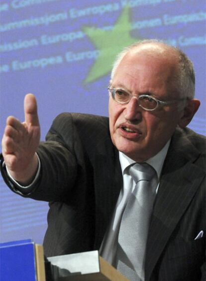 El comisario de Industria de la UE, Günter Verheugen, ayer en Bruselas.