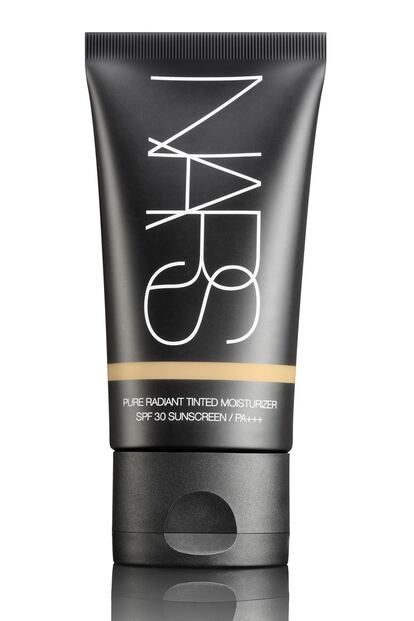 Piel radiante y protegida del sol con el nuevo Pure Radiant Tinted Moisturizer SPF30 de Nars. En realidad es una crema hidratante con color cuyo efecto es mucho más natural pero que tiene grandes beneficios sobre el cutis: alisa las arrugas y deja un acabado luminoso. El resultado es un cutis impecable y nada recargado.