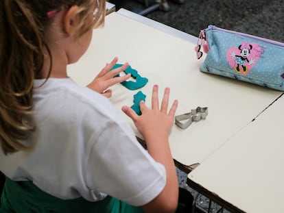 Una alumna del colegio Agustín Hernández, en Moya (Gran Canaria), jugaba con plastilina antes del acto de apertura del curso el 11 de septiembre.