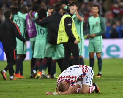El defensa croata Domagoj Vida llorando en el césped por la derrota de su selección ante Portugal. 